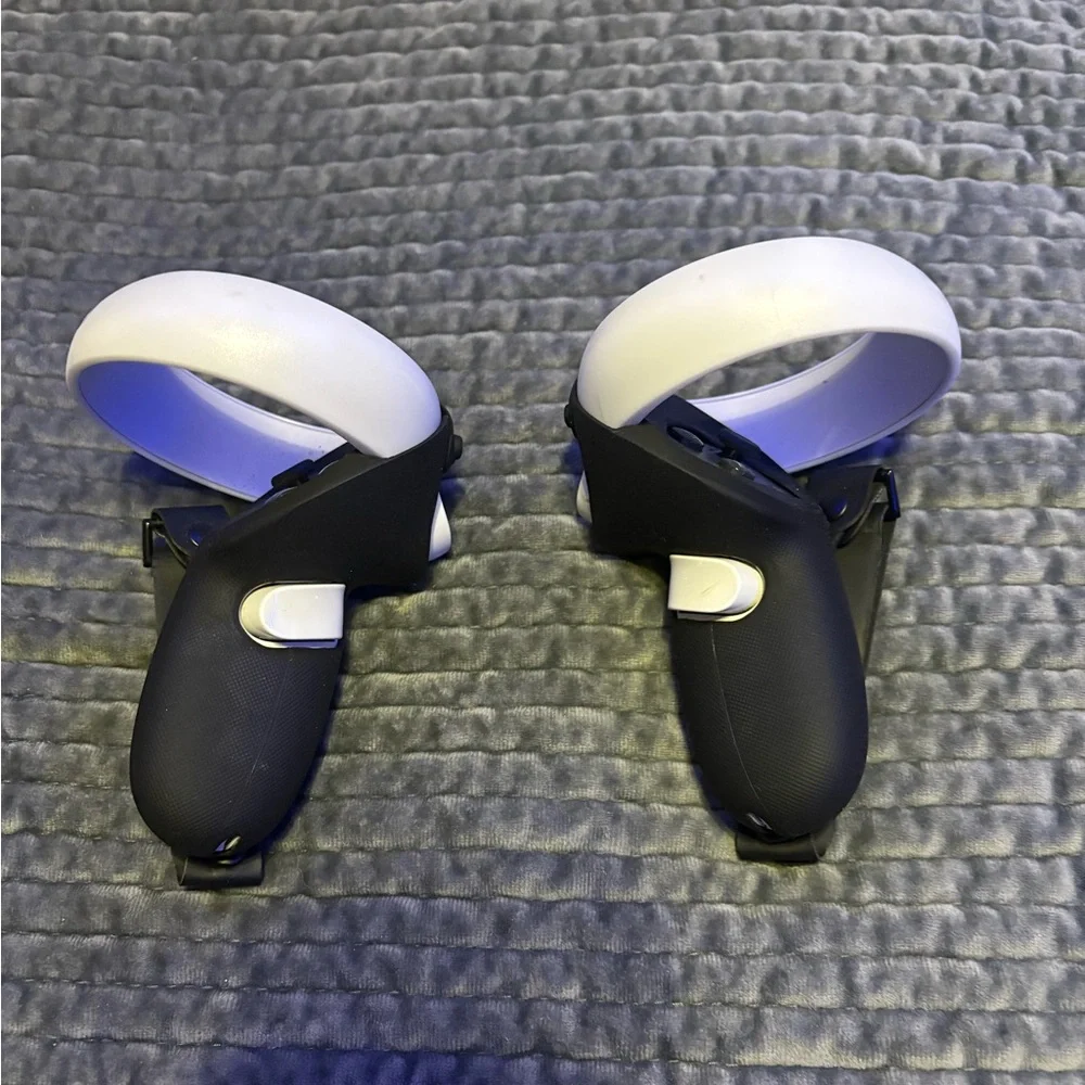 Oculus Black and White VR Controllers and Sensors